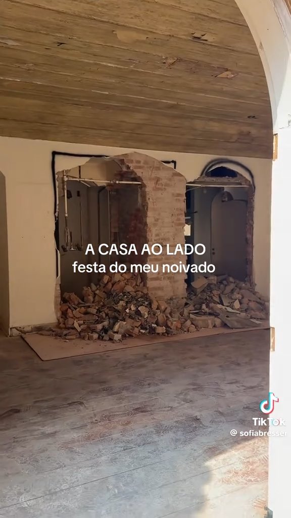 quando vcs pensarem que já viram um atestado de riqueza, lembrem da luisa bresser do masterchef jr que COMPROU uma casa abandonada só pra REFORMAR e fazer a festa de noivado dela. SIM, de noivado, pq o casamento msm é só ano que vem. (resultado da reforma nos comentários, tô GAG)