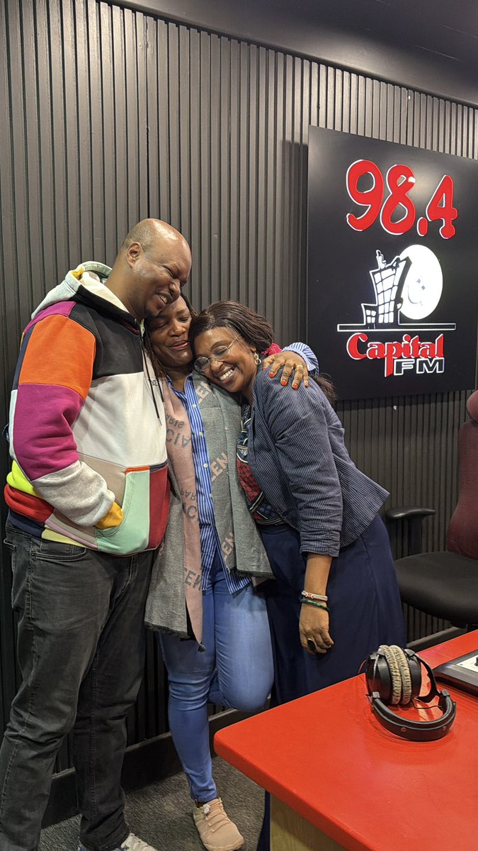 How is Yunia supposed to read the news seriously when the OGs are turning the studio into a whole throwback party? 😂📻 Nostalgia levels maxed out for #ThirdFlow this morning! ✨ #CapitalInTheMorning #DriveInn