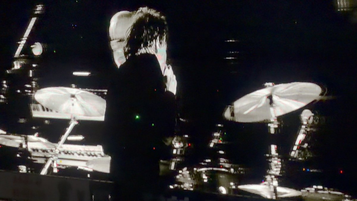 “Ugh frank its too hard i dont think i can do it” “Gerard i believe in you- lets throw up together.” can yall get a fucking ROOM #mcrnashville