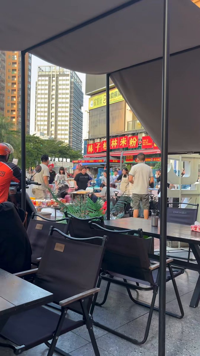 摆个摊也能摆出火药味 😳 街头摊位前突然发生冲突，围观群众纷纷拿出手机记录。 本来都是做生意讨生活，何必把小矛盾升级成大场面？ #吃瓜 #街头现场 #摆摊日常 #社会百态