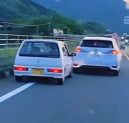 一車線しかないのに、左から追い越す変態がいた。