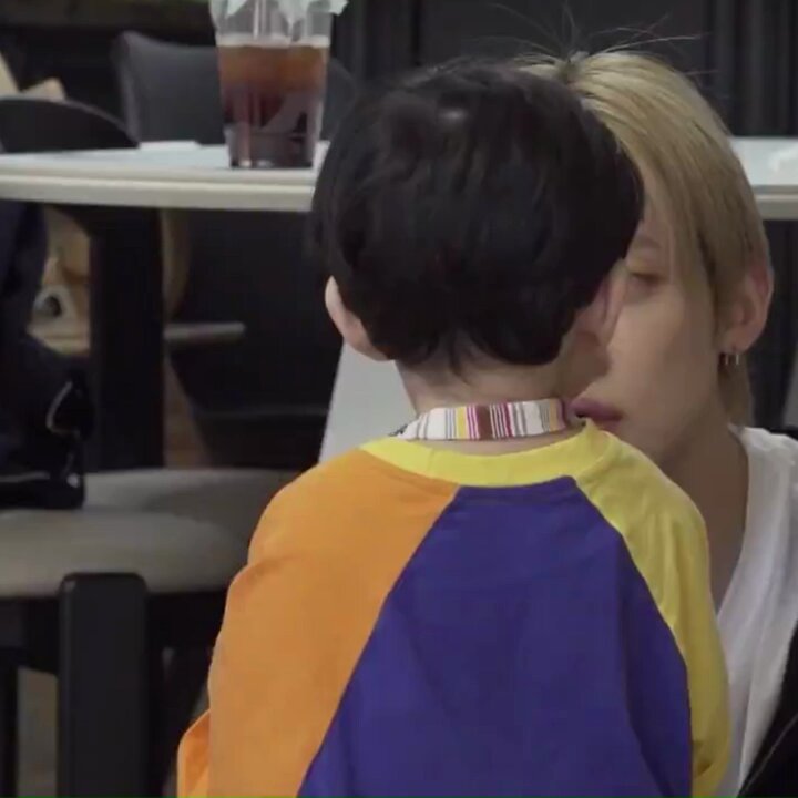 갑자기 서러워져서 엄마 품에 안겨 울다가 엄마가 토닥여주고 풍선놀이 해주니까 기분좋아져서 아기 입꼬리 씰룩대며 웃는거 🥹