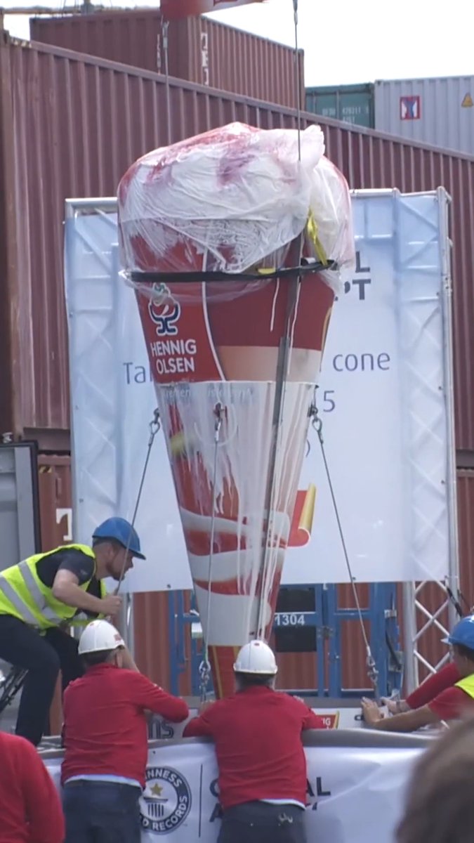 Throwback to the tallest ice cream cone 🍦 3.08 m (10 ft 1.26 in) by Hennig-Olsen Is AS and Trond L Wøien at Kristiansand, Norway 🇳🇴 achieved in July 2015.
