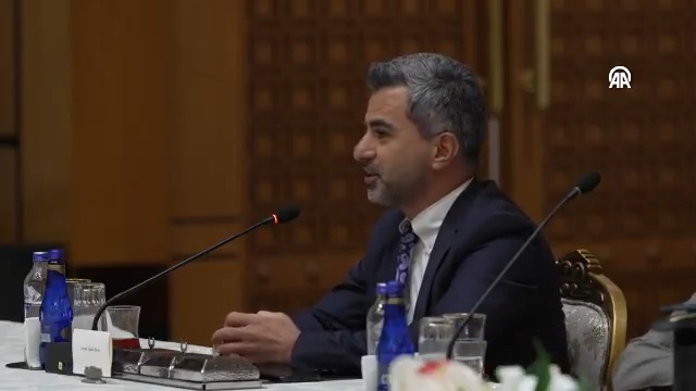 #VİDEO- Erdoğan'la bir araya gelen Amedspor Başkanı Nahit Eren'den 'süreç' mesajı: "Sayın Cumhurbaşkanım, tüm bölgede, ülkede büyük bir coşku, aidiyet oluştu Amedspor'un Süper Lig'de olması çok kıymetli ve değerli. Amedspor şampiyonluk kutlamaları yaptı, 800 bin kişi toplandı. Sizin öncülüğünüzde başlayan ve ülkemizde yeni bir huzur ortamına vesile olan bu süreçten dolayı temsil ettiğimiz kent adına sizlere teşekkür ediyorum. Umarım bizler ve spor kulüpleri bu barış ile huzur ortamına katkı sunarız. Amedspor da bu pencereden sürece bakacak."