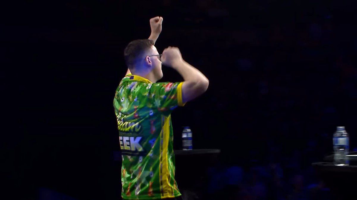 LEEK STUNS SMUDGER! What a moment for Adam Leek! The Australian survives SIX match darts to sink Ross Smith and triumph on his World Series debut! #NZDarts | R1 📺
