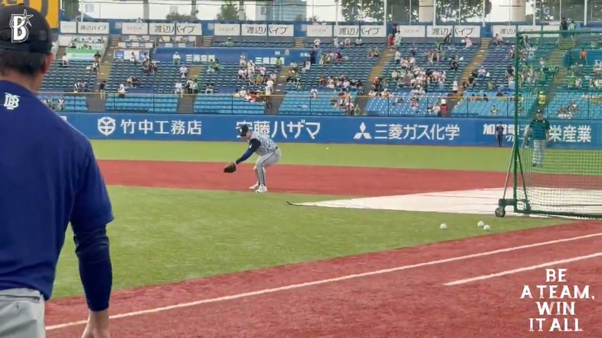 大学時代慣れ親しんだ #明治神宮野球場 で、本日もしっかりと #河田雄祐 コーチからのノックを受ける #佐野恵太 選手！⚡ #baystars