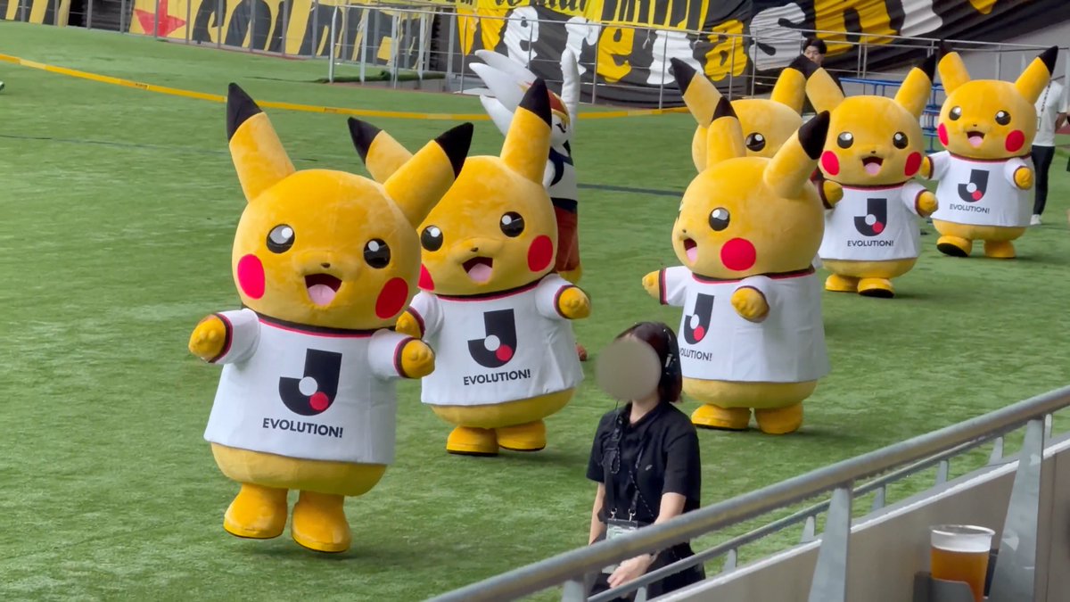 国立競技場にピカチュウ来たあああああ！！！！！ 6匹のピカチュウとエースバーン登場⚽️˚⋆⚡︎ #ポケモンJリーグ #東京ヴェルディ