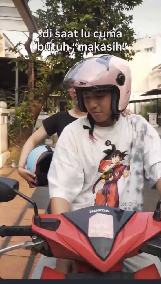 Ini cowok butuh validasi gak sih..... Ilfeel banget liatnya 😬 Soal traktir aja dibahas, Mbak,,,, putusin aj tuh cowok. 😬😬🤭