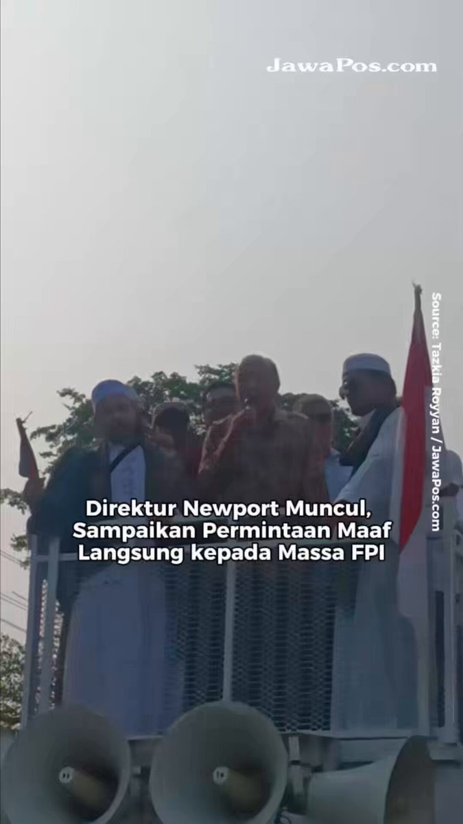 Direktur Newport (Orang Tua Grup) Handoko Sasongko akhirnya muncul di hadapan publik. Dengan mengenakan pakaian batik, ia menyampaikan permintaan maaf secara langsung kepada massa aksi dari Front Persaudaraan Islam (FPI) yang melakukan demonstrasi di depan gedung OT Building di Cengkareng, Jakarta Barat. Permintaan maaf itu disampaikan berkaitan dengan dugaan penistaan agama yang dilakukan di booth Newport karena melakukan challenge hafalan Alquran berhadiah minuman keras di acara Sounds Project beberapa waktu lalu. "Izinkan saya memohon maaf yang sebesar-besarnya kepada khususnya umat Islam atas dugaan penistaan agama," ujar Handoko di atas mobil komando, Jumat (14/8). Namun begitu, ia meminta agar massa aksi dapat bersabar karena penanganan kasus dugaan penistaan agama ini sudah memasuki ranah hukum. "Mohon izin ini sudah masuk ranah hukum yang masih berproses hingga saat ini. Dan kita bersama-sama menunggu hasil dari proses tersebut," singkat Handoko. Baca selengkapnya di