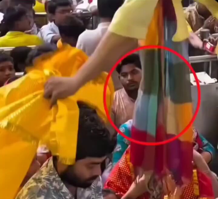बड़ा दुख होता है जब ऐसा होता है भगवान सबके है पर प्रसाद सिर्फ वीआईपी को मिलेगा दुखद आप लिखते रहो #बारबाला_की_औलाद