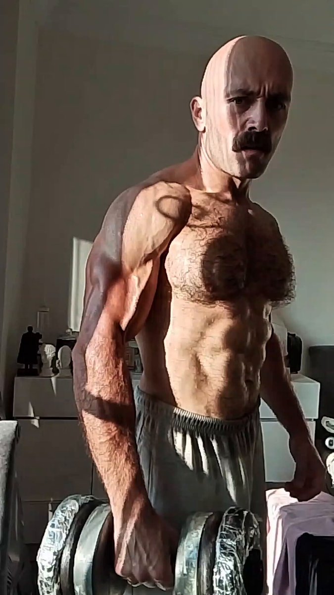 Tek elle Odaklanılarak Dumbbell Hammer Curl yapılması çok daha yararlıdır. Haftada 2 kere 4*12 tekrar. #workoutmotivation #homeworkout #fitnessmotivation #naturalbodybuilder
