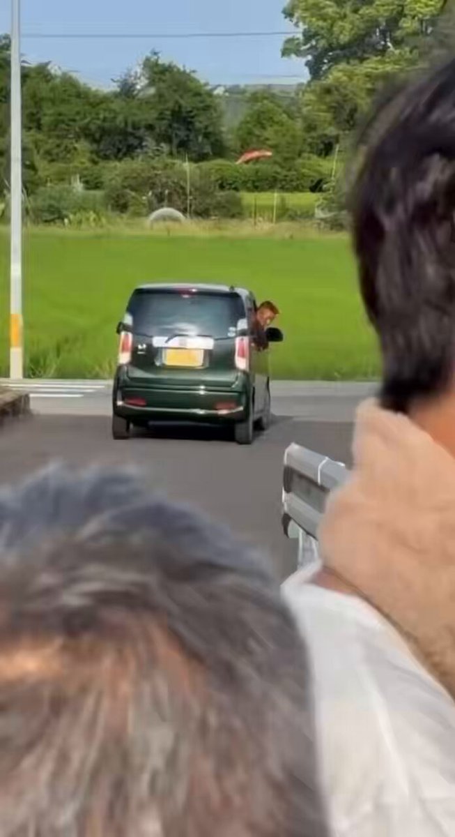 【撮り鉄にマジギレしたおじさん。鬼バックで撮り鉄を轢こうとしたらミスって電車止める】 あー、やってしまった とんでもない請求がおじさんにいくのだろうか？ もちろんおじさんが悪いけど、このおじさんをキレさせた理由によっては、撮り鉄も何割か過失割合が生じてもいいのでは？ （ないだろうけど） これ、よほどムカついたんだろww