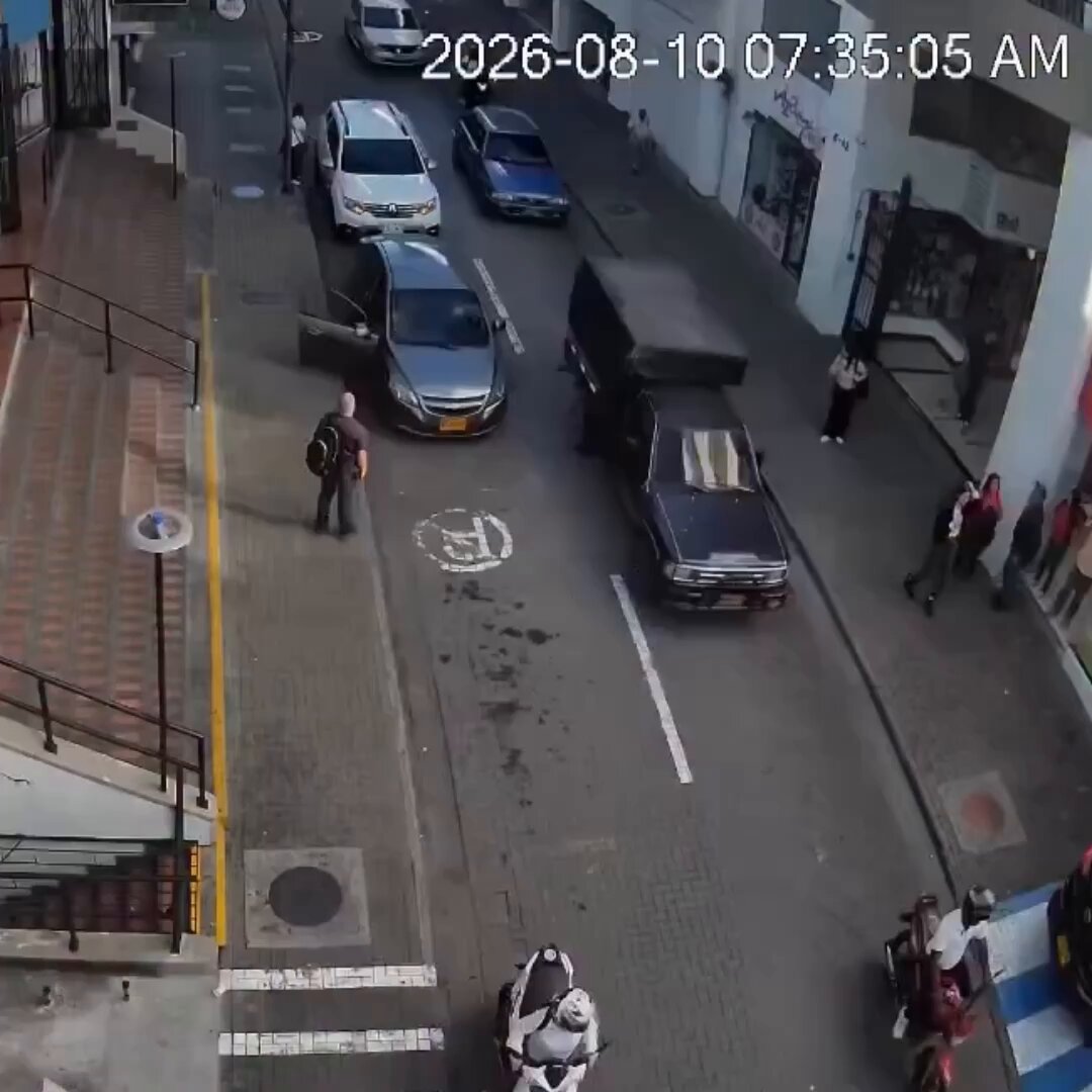 #IMPACTANTE 💔🇨🇴 Siguen saliendo videos que muestran la magnitud del desgarrador momento que vivió Pereira durante el terremoto del pasado 10 de agosto. En cuestión de segundos, la fuerza del movimiento sacudió la ciudad y dejó imágenes que hoy siguen estremeciendo a Colombia. Mucha fuerza para todos nuestros hermanos pereiranos. 🇨🇴🙏🏻 Estamos con ustedes. ❤️ #Pereira #Terremoto #Colombia #FuerzaPereira