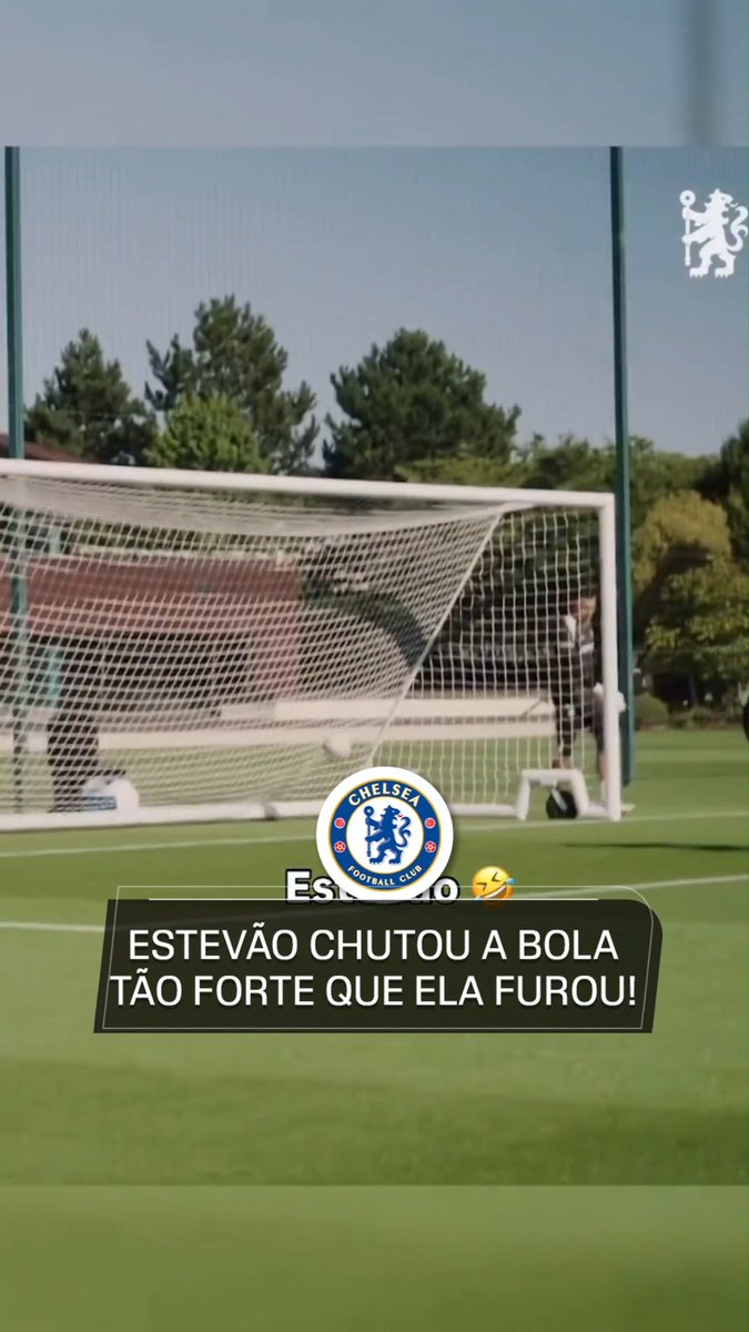 QUE ISSO, MEU CRIA! Durante um treino do Chelsea, o Estevão chutou tão forte, mas tão forte que a bola simplesmente furou ao bater no ferro do gol! 📽️ @espnfc via @chelseafc ASSISTA a Premier League pela ESPN no Plano Premium do #DisneyPlus! #PremierLeagueNaESPN