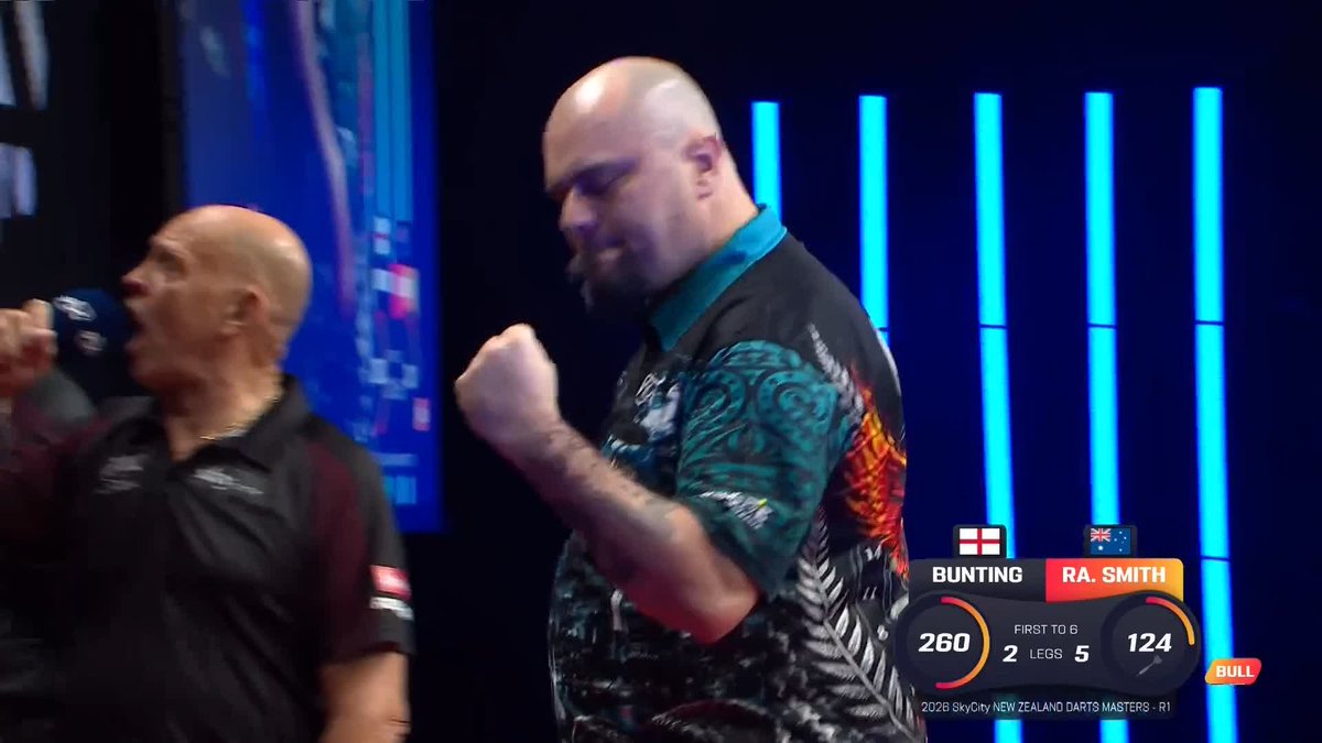 SENSATIONAL SMITH! What a performance from Raymond Smith! 👏 The Australian delivers a finishing masterclass to complete a 6-2 success against Stephen Bunting! #NZDarts | R1 📺