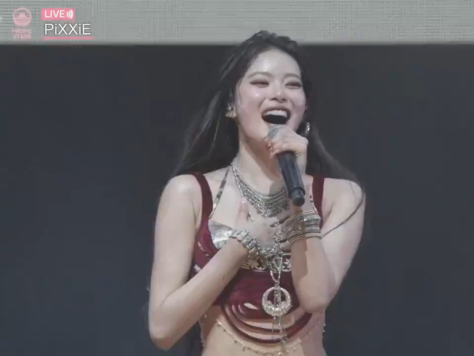 พิกซี่เคยบอกว่าอีกหนึ่งหมุดหมายของวงคือได้ขึ้นโคเชลล่า วันนี้เข้าใกล้ความฝันอีกนิดด้วยการขึ้นซัมเมอร์โซนิคที่ญี่ปุ่น เวทีระดับนานาชาติ มีแต่ศิลปินเบอร์ใหญ่ทั้งนั้น หมู่บ้านพิกเซลภูมิใจสุด ๆ รอดูจิ๋วโกอินเตอร์ ไประดับโลก ระดับจักรวาลเลยนะ PiXXiE AT SUMMER SONIC 2026 #PiXXiESonic #PiXXiE