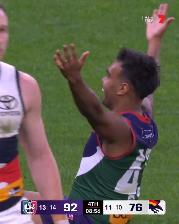 one of the best goals you will see 🤯 pure magic by Dudley #foreverfreo #AFLFreoCrows