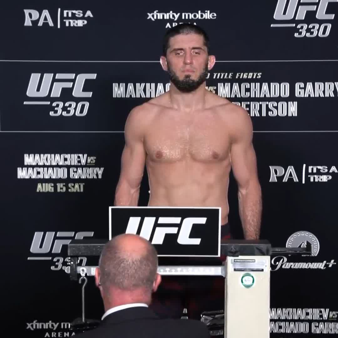 Islam Makhachev monte en premier sur la balance et valide la pesée à 77,1 kg ⚖️✅