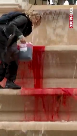 🚨 BREAKING: Pro-Palestinian supporters in Paris painted a fountain red to symbolize Israel's genocide in Gaza.