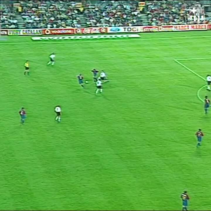 🔙 Se cumplen 24 años del DEBUT OFICIAL de Juan Román Riquelme con la camiseta del Barcelona. 😮💨 Con ustedes, la exquisitez que se mandó en su primera presentación con la casaca Culé.