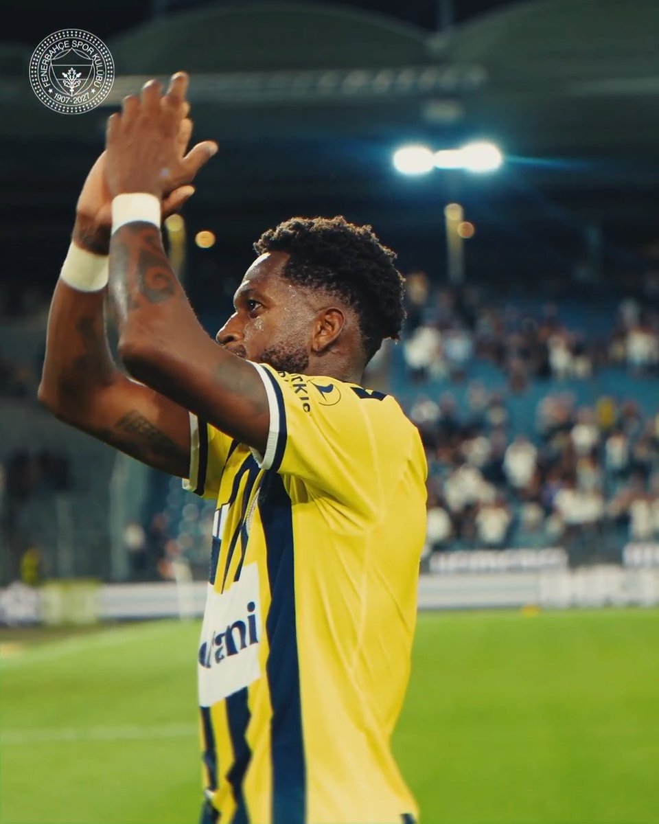 Çubuklu formamızla sahada verdiğin mücadele için teşekkürler. Her zaman Fenerbahçe ailesinin bir parçası olarak kalacaksın. 💛💙 Yeni yolculuğunda başarılar. Yolun açık olsun, Fred!