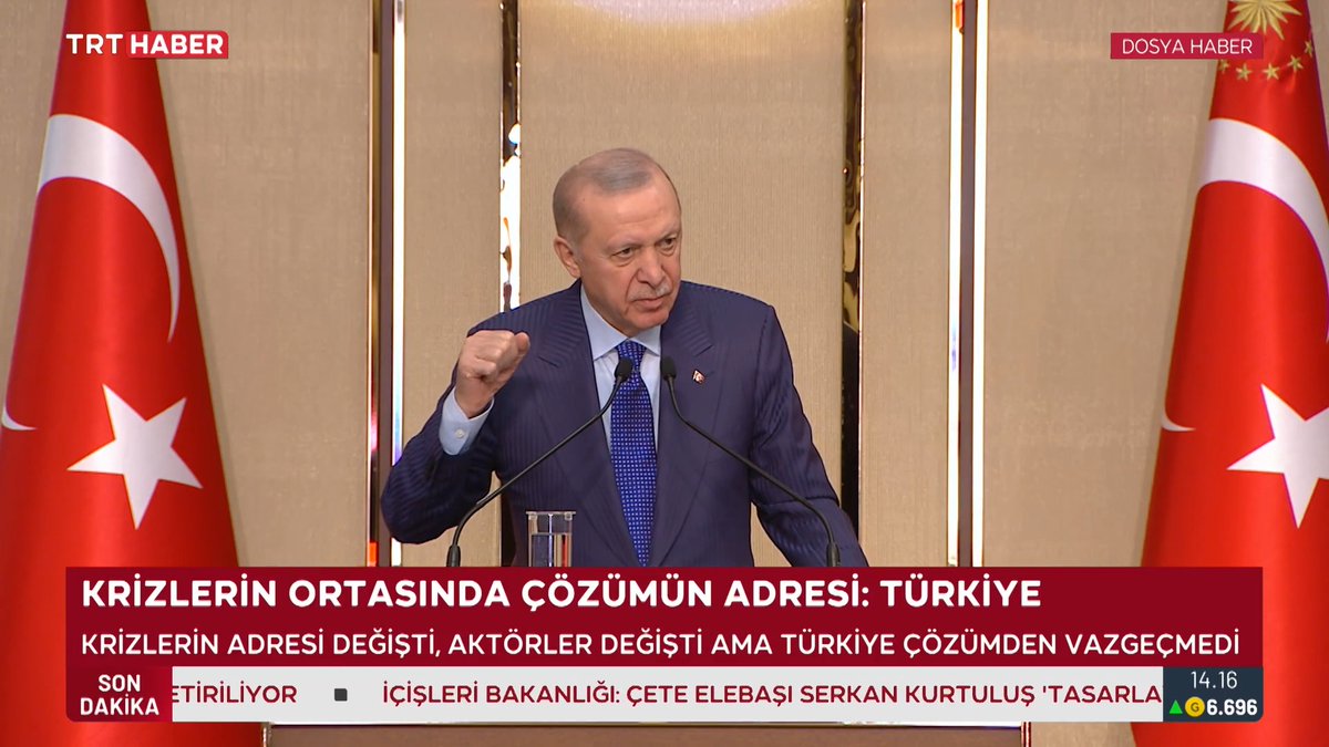 Savaşlar, salgınlar ve bölgesel krizlerin ortasında çözümün adresi: Türkiye🇹🇷 Ankara, ara buluculuk, kolaylaştırıcılık ve müzakere adımlarıyla küresel krizlerin çözümünde merkez aktör oldu. Peki 2002'den bugüne kriz diplomasisi nasıl şekillendi?