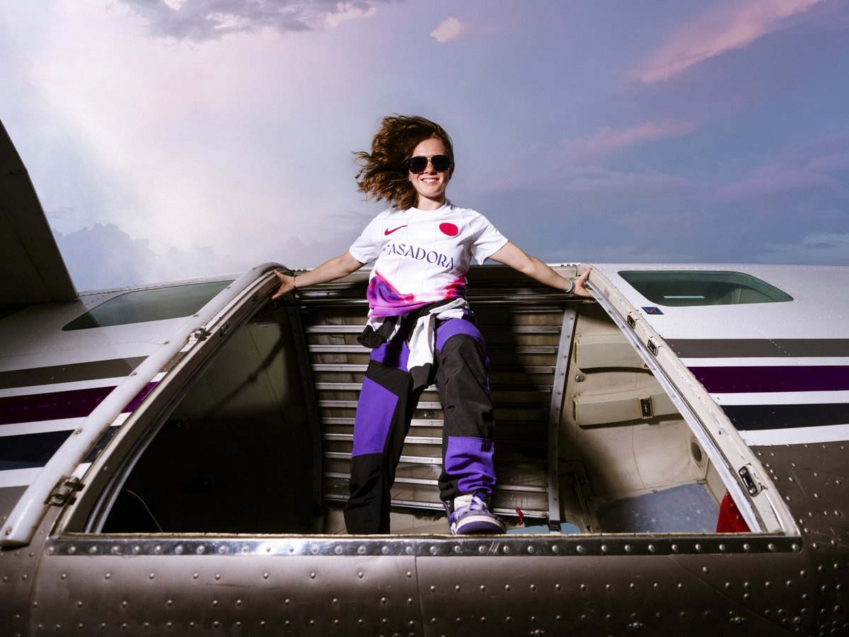 À plus de 4 000 mètres d’altitude, Lilouruel relève le défi et réalise 𝗹𝗲 𝗱𝗿𝗼𝗽 𝗱𝗲 𝗺𝗮𝗶𝗹𝗹𝗼𝘁 𝗹𝗲 𝗽𝗹𝘂𝘀 𝗵𝗮𝘂𝘁 𝗱𝘂 𝗺𝗼𝗻𝗱𝗲 🪂 pour révéler notre nouveau maillot extérieur ! Alors, mission accomplie ? 😏