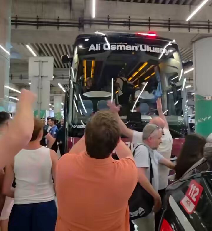 Seni seviyor, sana güveniyoruz hocam.
