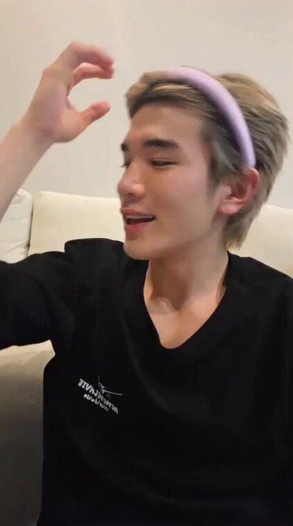 น้องโฟ้ดลิสสิ่งที่อยากคอนเสิตไว้ในโทรศัพท์ทั้งหมด18หน้า ประมาณ80เพลง🤣 โฟ้ด : ผมคิดโชว์บนเครื่อง ผมเขียนไว้ทั้งหมด18หน้า เขียนไว้เยอะมาก มีทั้งเกสต์ พาร์ท1 - พาร์ท6 วางไว้6part ไล่ตามอารมณ์ #FourthConcert #FourthIGLive #Fourthnattawat #โฟร์ทณัฐวรรธน์