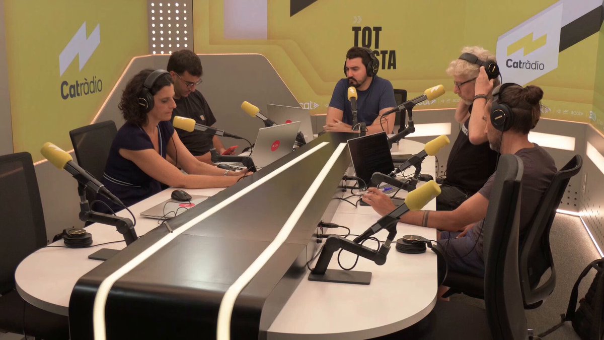 🎙️Sergi Camps Martínez: "Estripada de Frenkie De Jong contra una part de l'entorn. El neerlandès es reivindica en un moment complicat: està lesionat i podria arribar Rodri al seu lloc. Amb De Jong, tot ha estat arrencada de cavall i parada de burro"