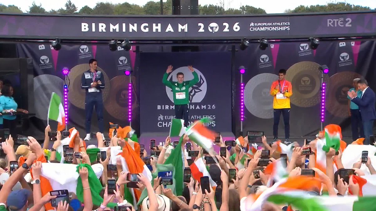 A large Irish crowd turns up to welcome Mark English to the top of the podium at his medal ceremony #RTESport