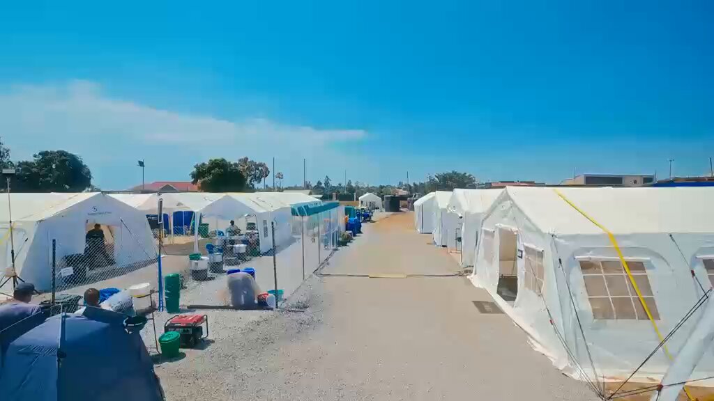 Au CTE, les équipes de la riposte ont salué la qualité des installations et le travail réalisé par le personnel avec l’appui de Samaritan Purse, considéré parmi les centres les mieux organisés et respectant les normes de prise en charge. La visite a également permis d’identifier quelques points nécessitant une harmonisation, notamment dans l’application du protocole national. Les échanges avec les différentes parties prenantes ont permis de clarifier ces éléments. Une autre équipe d’appui travaillera désormais avec Samaritan’s Purse pour assurer le suivi et veiller à l’application harmonisée du protocole dans le cadre d’une riposte coordonnée.