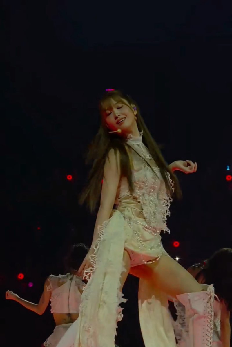 one thing i like about momo when she's dancing is how she'll throw in a quick little smile for a second then immediately switch back to that serious face and repeat the same thing a few seconds later