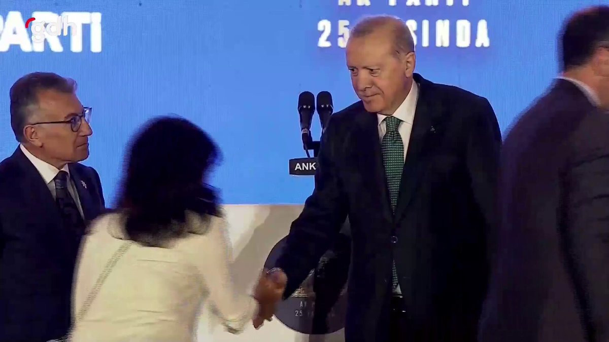 Tarihe geçen bir programdan… Ankara’da, ilk günkü aşkla bir araya gelen büyük ve coşkulu kalabalığın içinde, bu büyük heyecanın bir parçası olmanın mutluluğunu ve gururunu yaşadık. Çeyrek asırlık bir hizmet destanının parçası olmayı bizlere de nasip eden Rabbimize hamdolsun. Rabbim Cumhurbaşkanımızı bu milletin başından eksik etmesin. Bu vesileyle Gaziantep AK Parti ailemize katılan Sayın Mehmet Mustafa Gürban’a da aramıza hoş geldin diyoruz. Gaziantep AK Parti ailemiz büyüyor, güçleniyor, ilk günkü aşkla yoluna devam ediyor. Nice yıllara, nice hizmetlere… 🇹🇷