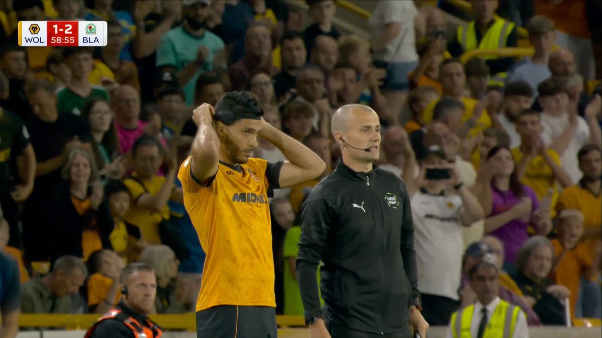 Raúl Jiménez receives an incredible reception from the Wolves fans as he makes his league return for the club 👏🇲🇽