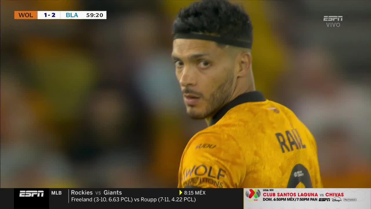 ¡SÍ SEÑOOOR! 🎶 Raúl Jiménez ingresa al campo y la afición de los Wolves lo recibe con el emotivo canto 🥹 ¡EL LOBO MEXICANO ESTÁ DE VUELTA! 🐺 🇲🇽 📺 EN VIVO por ESPN y #DisneyPlus Premium