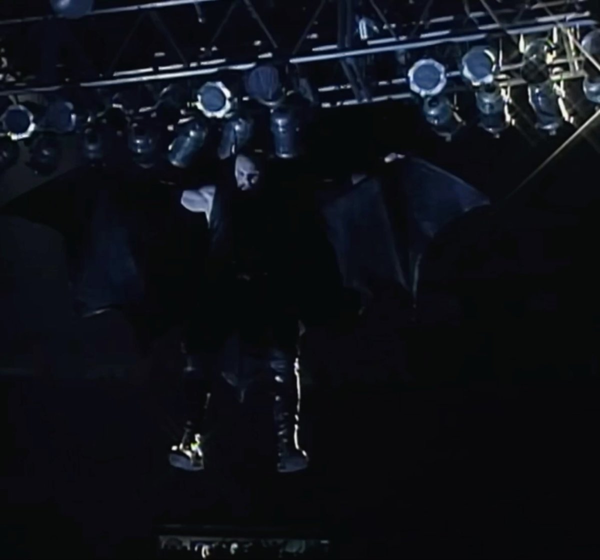 THE FACT THAT THE UNDERTAKER HATED THIS ENTRANCE IS WILD TO THINK ABOUT. “I was in the Garden and i came from the ceiling with the wings i kinda regret it” “I asked for the bat wings it was my idea” “It looked so much cooler inside my mind” “It was Batman on a budget”
