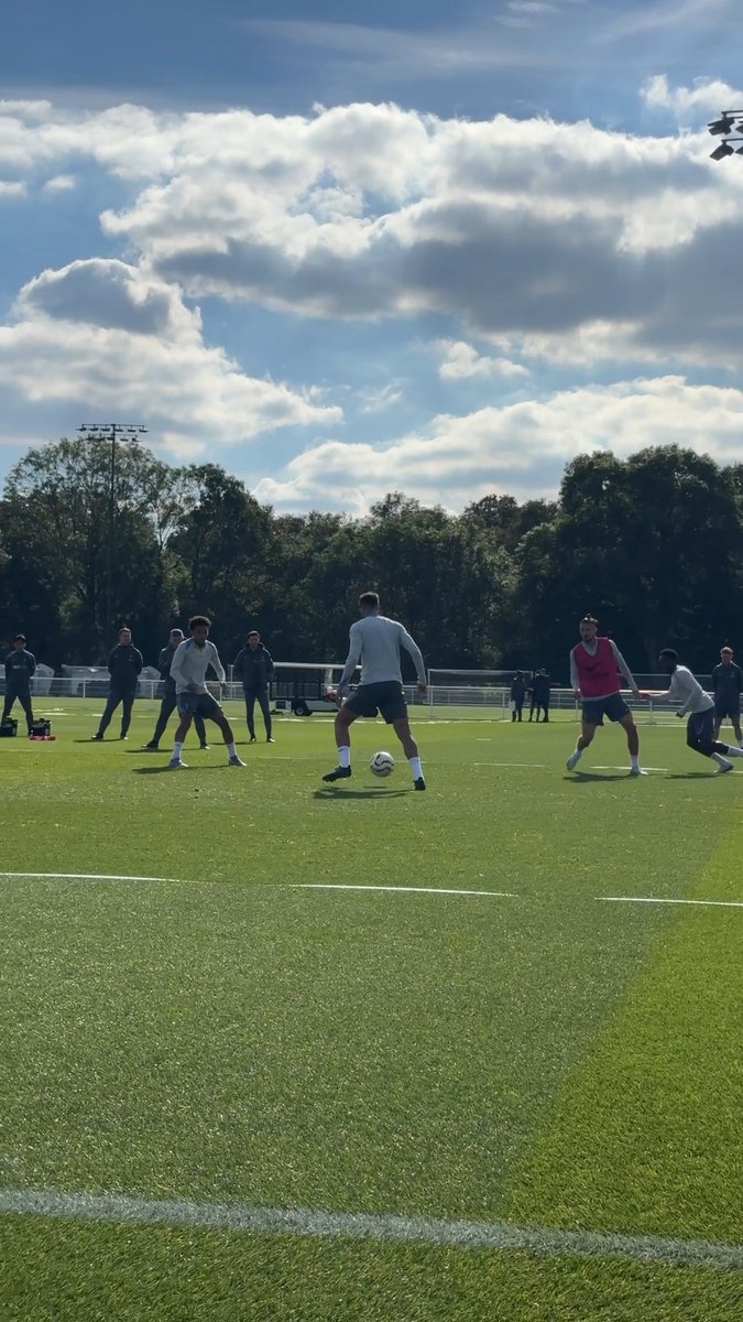 🚨It is unclear central defender whether [Micky] Van de Ven is struggling for fitness. 🔑Roberto De Zerbi will hope to have him involved in some way this weekend against Hoffenheim. 👨‍💻[@TabuteaS via @StandardSport] #THFC | #COYS | #TOTTENHAM | #SPURS