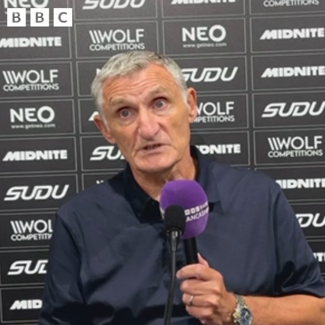 🔵 ⚪ "I'm not questioning anybody's integrity, it just felt a lot of decisions were starting to swing their way.". #Blackburn #Rovers boss Tony Mowbray on their draw at #Wolves. Hear the full interview on BBC Sounds - follow the link in comments below. #bbcfootball