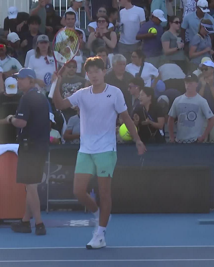 First 😜 Two-time NCAA singles champ Michael Zheng gets his first Masters win, 3-6 6-1 7-6 over Marozsan. #CincyTennis