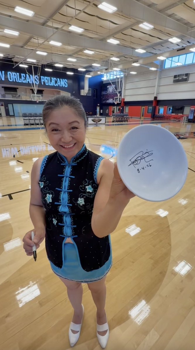 Want an autographed bowl from Red Panda? 🔴 🐼 RT for a chance to win 👀 #Pelicans | Rules: