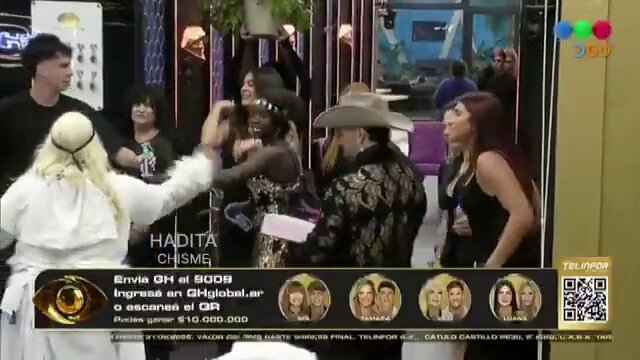 ay no chicos la pena que me dió solange mientras todos se divertían ella estaba intentando arruinar el momento con su ''regalo'' y se fue totalmente IGNORADA y se fue angustiada a la pieza JAJJAJA #GranHermano