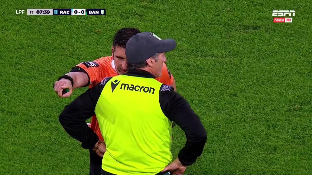 MERLOS VS. TROGLIO, CAPÍTULO 1... El DT de Benfield pidió amarilla para Miljevic por un agarrón y el árbitro se acercó a advertirlo. 📺 ESPN Premium | Suscribite al Pack Fútbol en
