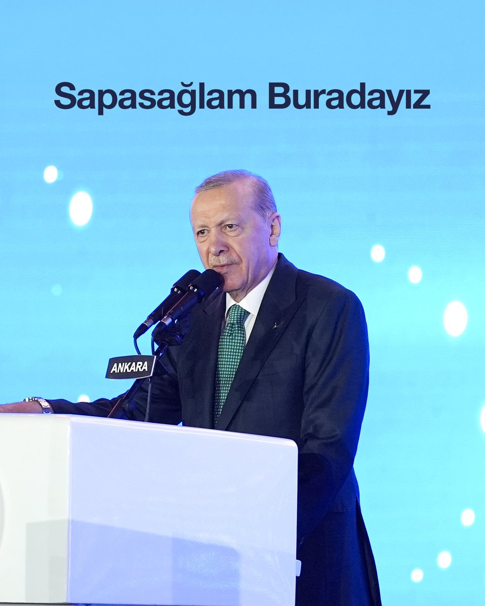 Bizi yolumuzdan çevirmek için her yolu denediler. Darbe senaryoları yazdılar, muhtıra vermeye kalkıştılar, partimizi kapatmaya kalktılar. Allah’a hamdolsun hepsini tek tek püskürttük. 25 yıl sonra işte buradayız. Sapasağlam buradayız…