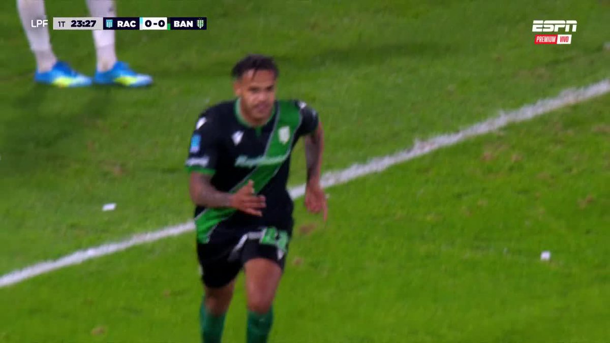 ¡LO GANA EL TALADRO EN EL CILINDRO! La pelota se estrelló en el travesaño y Machado aprovechó el rebote para anotar el 1-0 de Banfield ante Racing. ▶️ ESPN Premium | Suscribite al Pack Fútbol | #TorneoClausura 🇦🇷