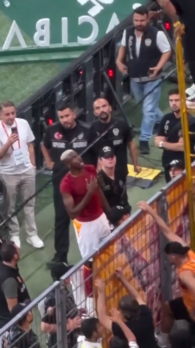 Victor Osimhen'in maç sonu Galatasaray tribünüyle konuştuğu an. (🎥 yekuldas)
