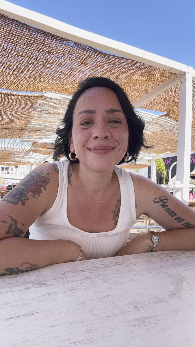 Me di una escapadita al mar y aproveche para cantarles “Me Puede” a guitarra 🌊🤍✨