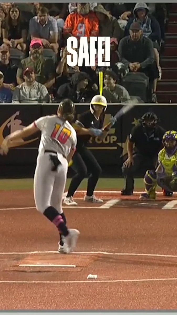 only Sydney McKinney could make slipping on a wet base look this graceful 😂 (and a perfect bunt, btw)