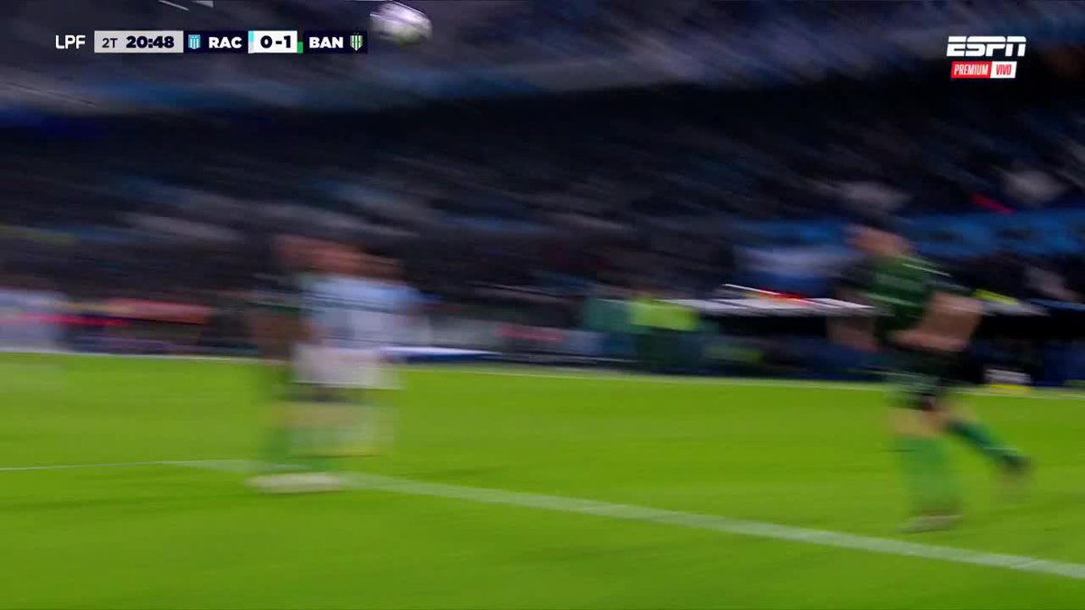 ¡ES ATREVIDO! En su debut en el Cilindro, 🇪🇨 Alberto Campo amagó, encaró y sacó un centro que, finalmente, Tomás Conechny no pudo conectar en la derrota de Racing en el Torneo Clausura. ▶️ ESPN Premium | Suscribite al Pack Fútbol | #TorneoClausura 🇦🇷