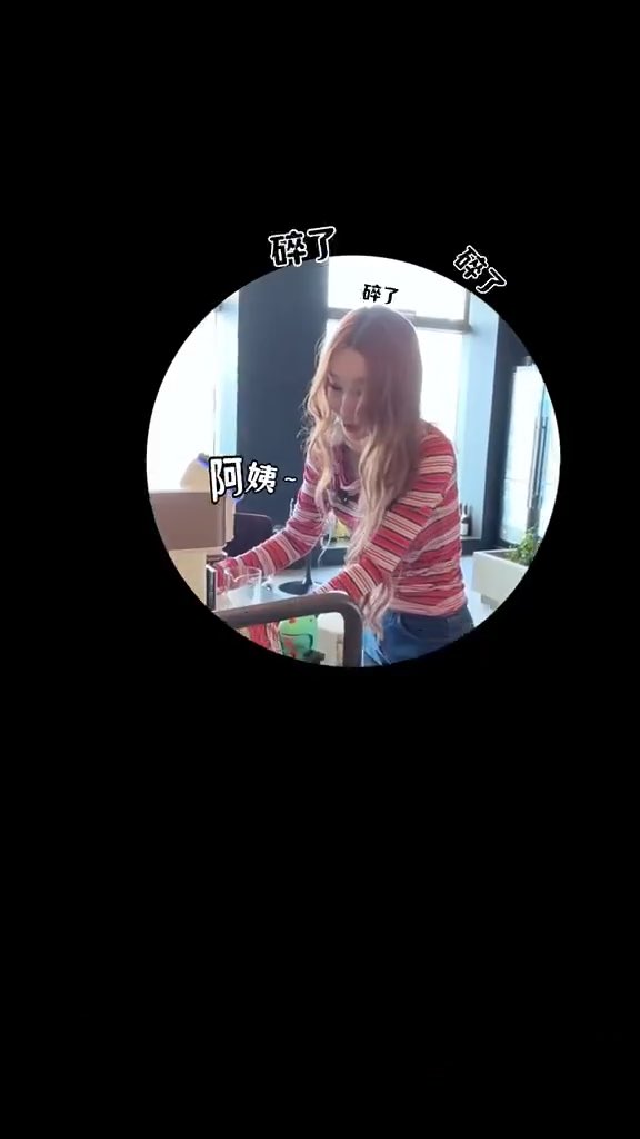 带你们看一下 浙江绍兴首富的儿媳妇，身价1500亿，把写字楼改成家，单层3000多平米，自己放鞋子的地方都是300多平米了，一年花销在10个亿左右，这才是顶豪，25岁生娃，